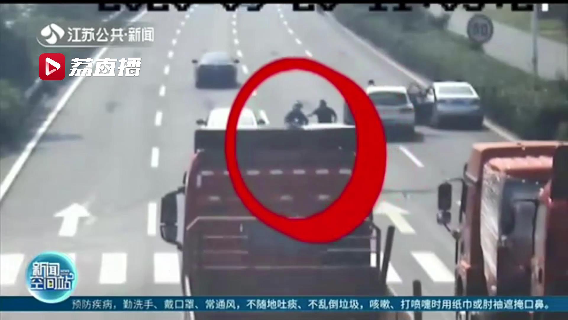 摩托车骑手撞了人开溜 路过父子合力追堵：父亲是交警刚下班