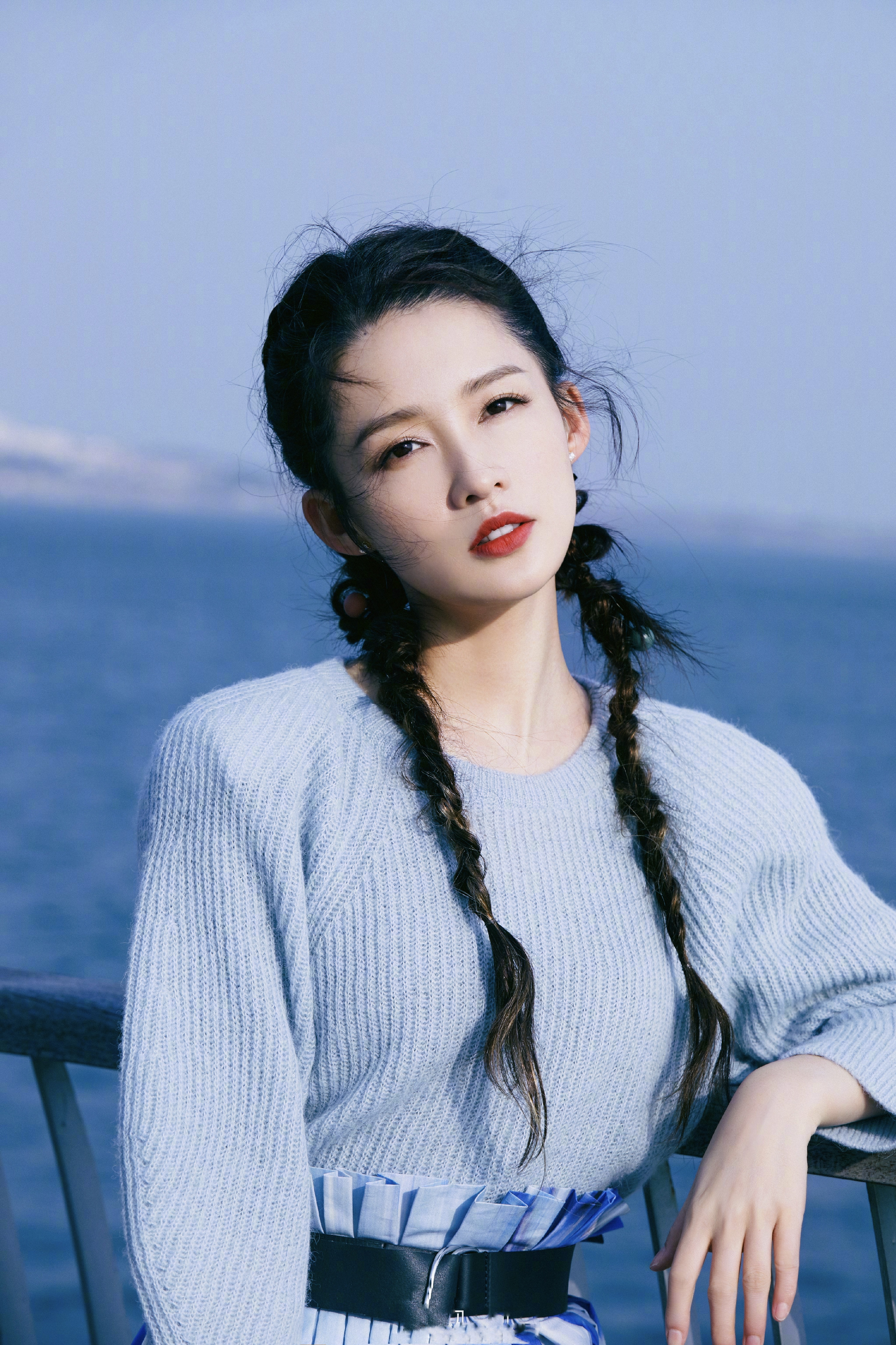李沁海边拍大片真让人羡慕，一身蓝色