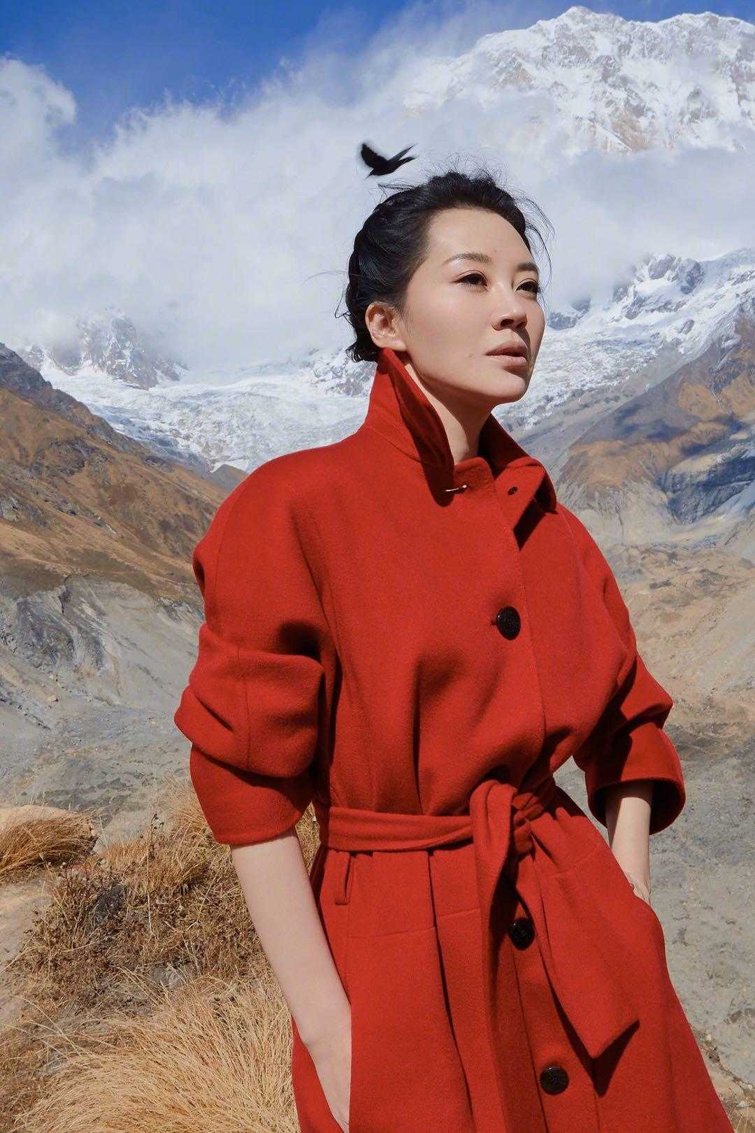 许晴真是自带一种高级感，穿红色大衣非但不俗