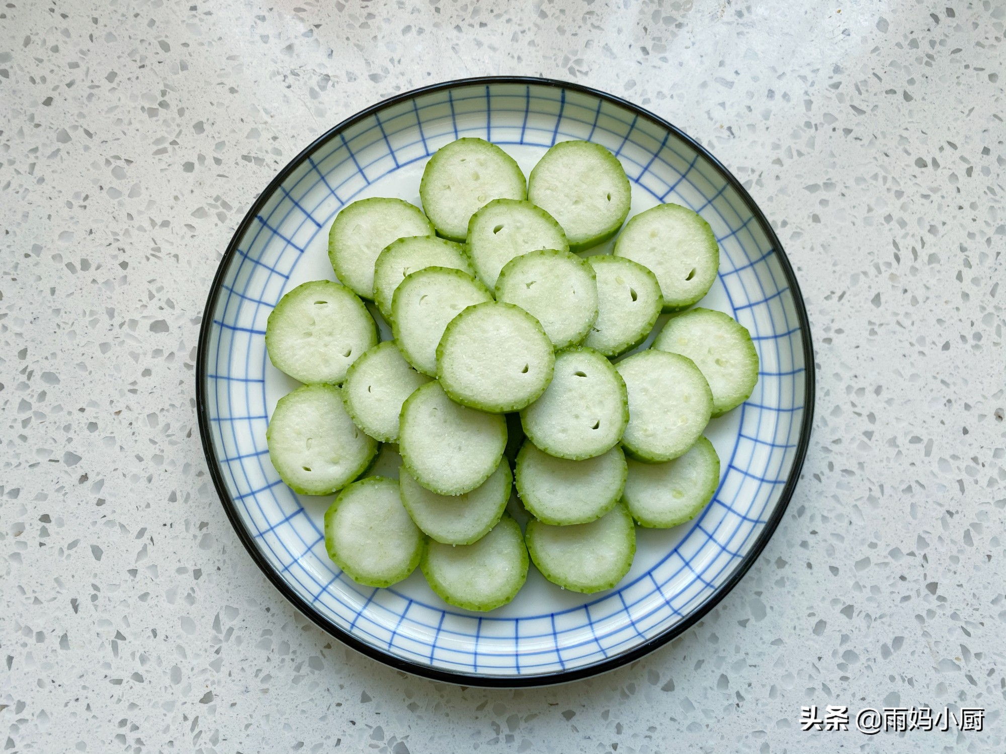 絲瓜和蝦仁一起蒸，味道鮮美又順滑，簡單易做上桌湯汁都不剩