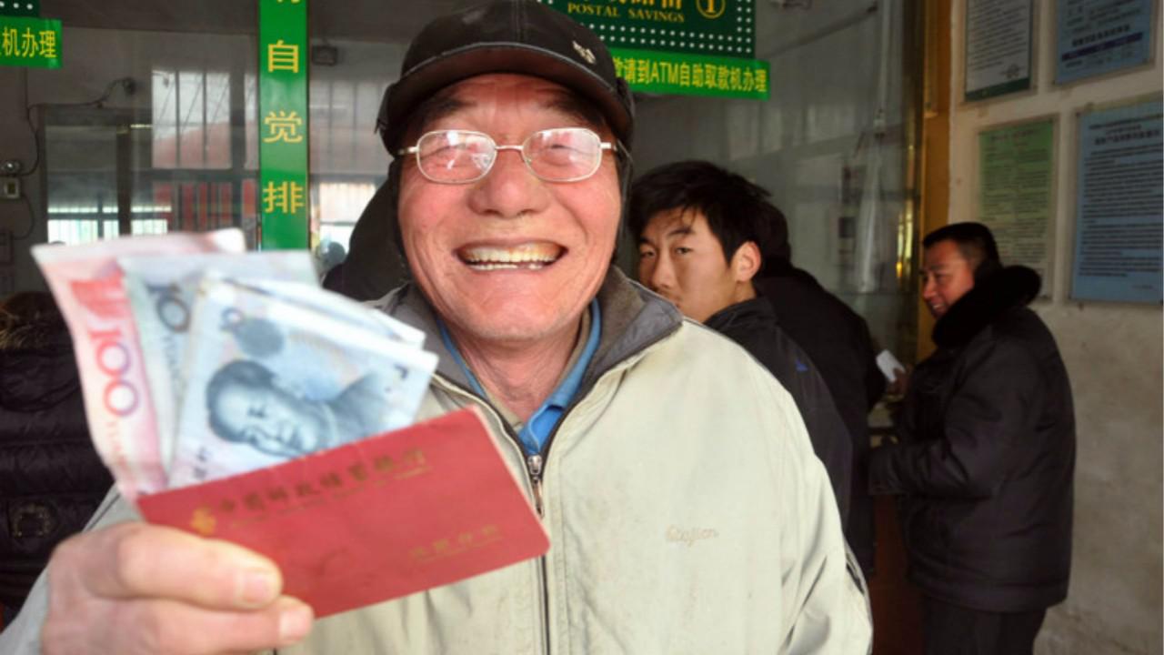 明年养老金或将上涨，专家回应，上调可能性较大