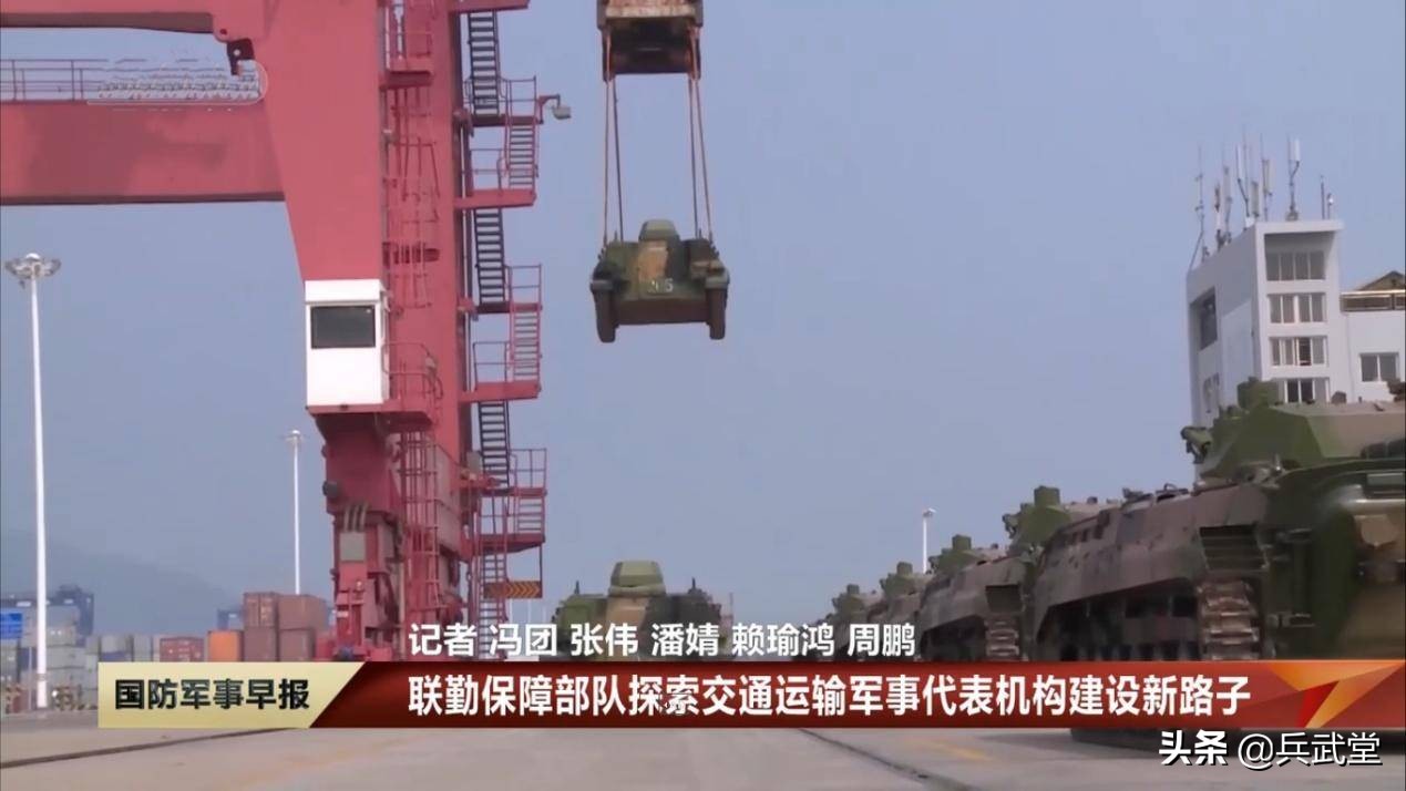 高原军列满载主战坦克，车头来自通用电气，运输潜力就是投送能力