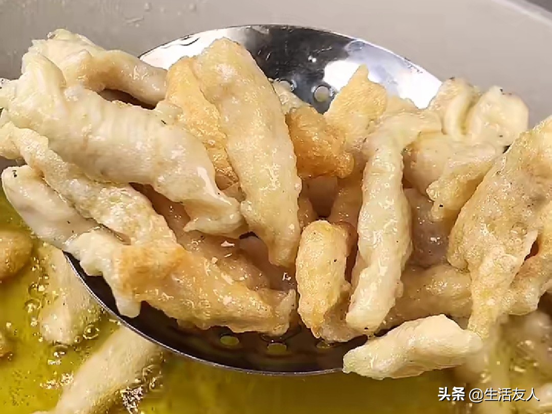 Prepare a piece of chicken breast. The chef teaches you how to make sweet and sour tenderloin, which is more delicious than pork.