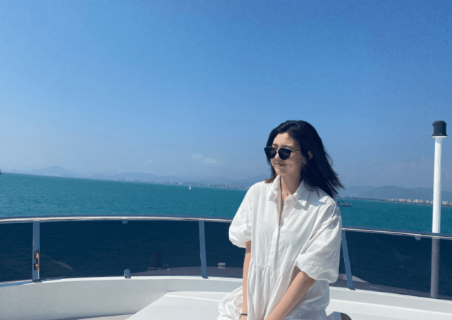 汪峰大女儿近照曝光，16岁小苹果化浓妆衣着性感，气质显成熟