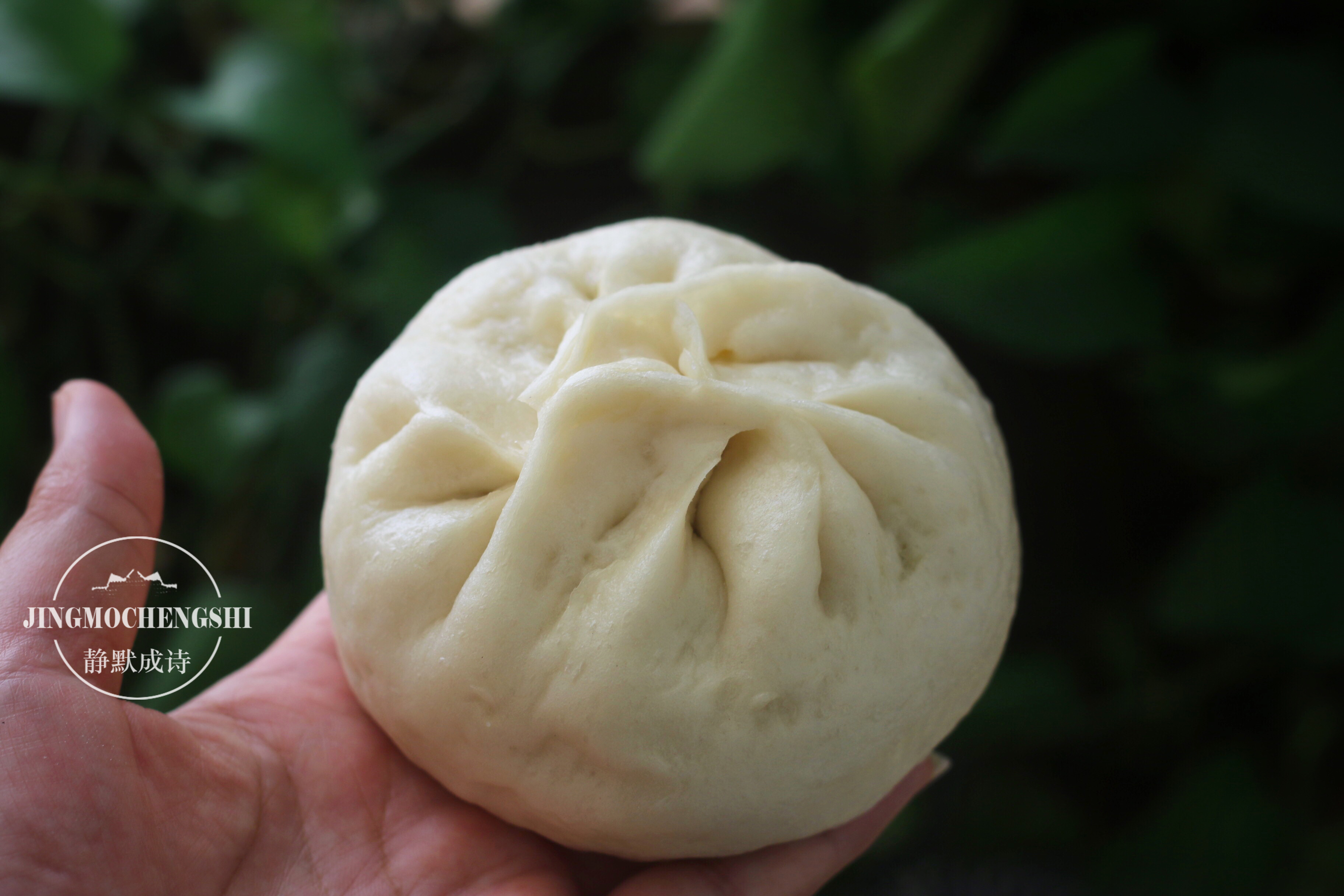 用南瓜和豆腐做素馅儿包，无需过多调料，蒸出来比肉包子都香