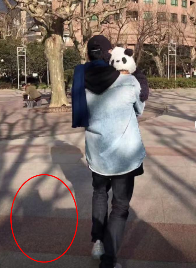 明道曬老婆視角與兒子合照，抱娃遛彎兒子趴在他肩頭，超有愛