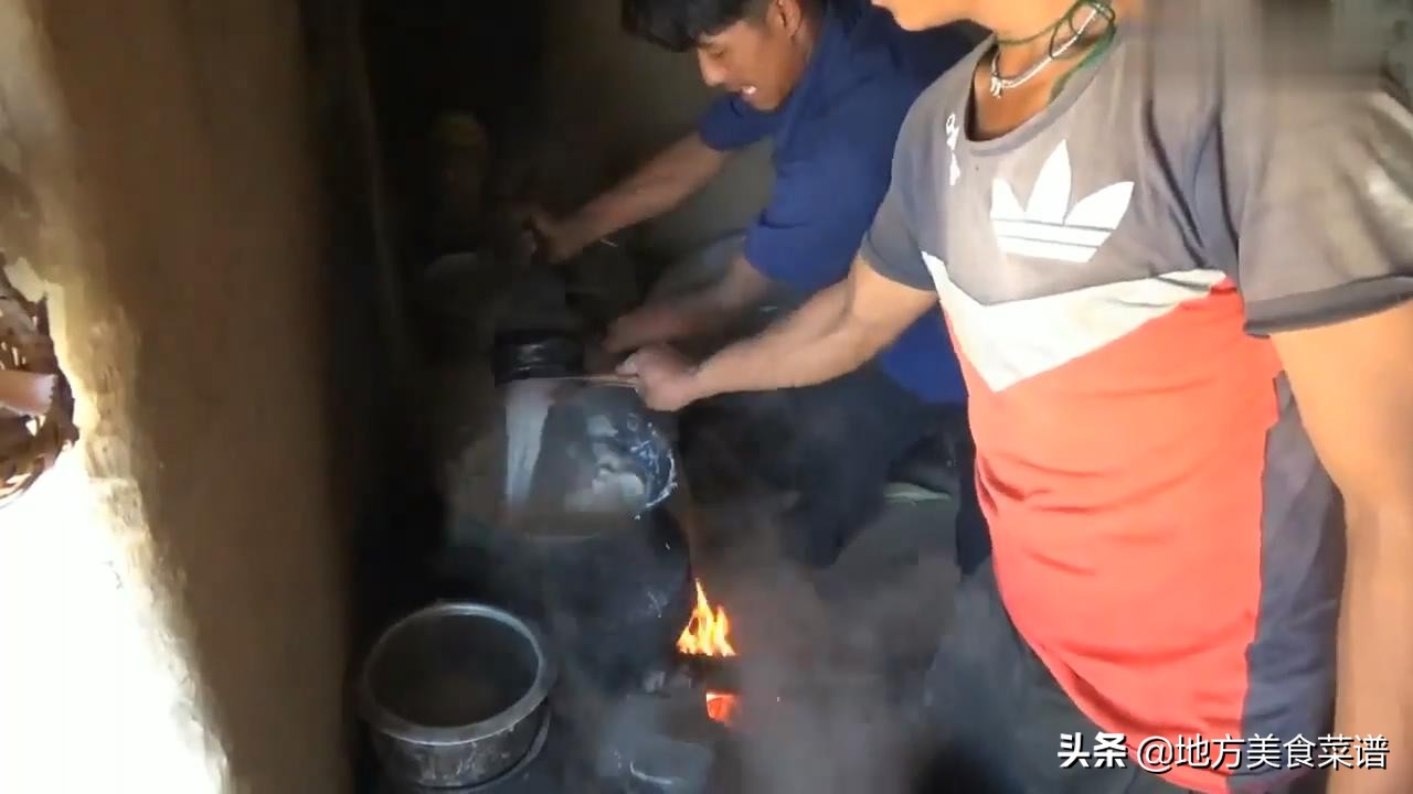 尼泊尔山区穷人家吃酒席，玉米糊配咖喱羊肉，人多菜少发个青椒