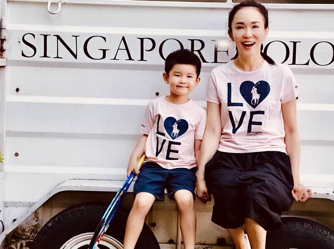 範文芳帶兒子去打網球，穿白T卹配半身裙，49歲狀態好得像小姑娘