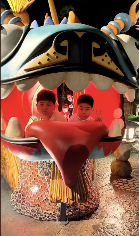 沙溢全家打卡环球影城，胡可无美颜自信怼脸拍，安吉小鱼儿齐长胖