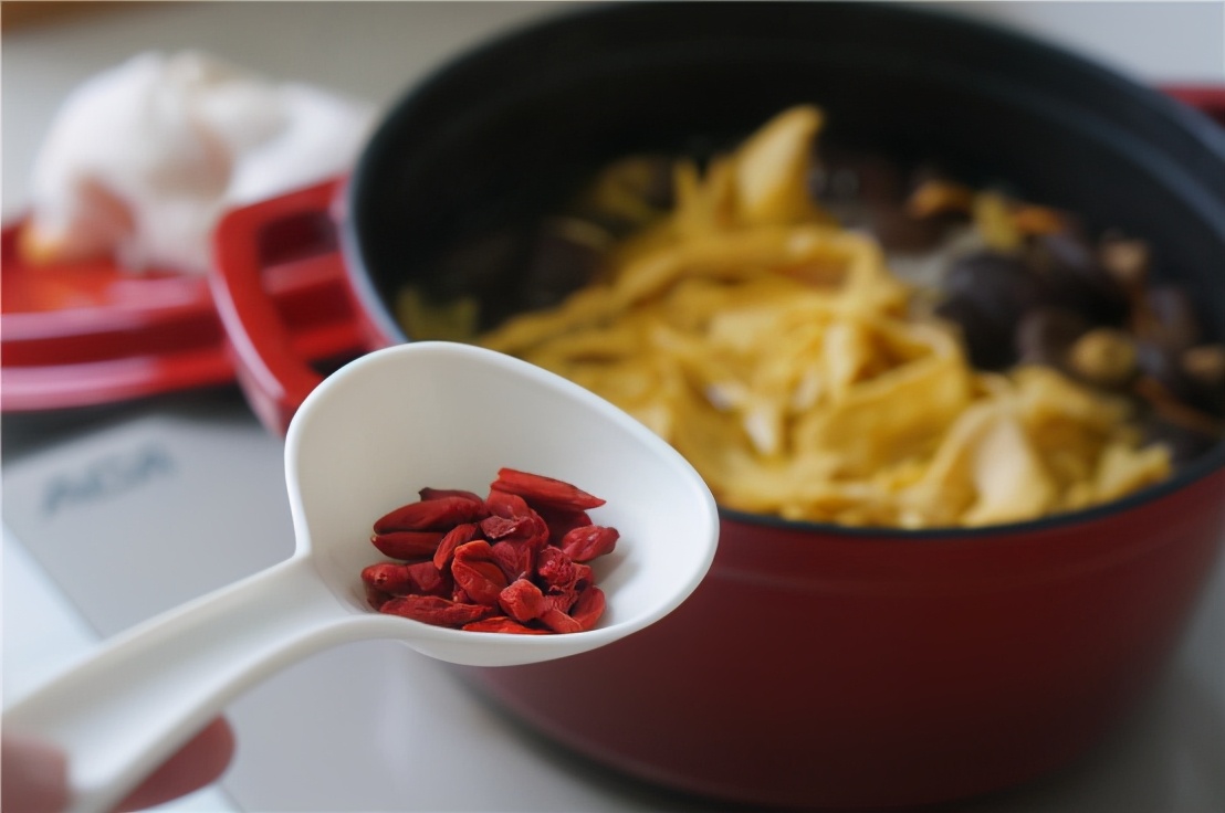 鸡汤很受欢迎，暖胃又滋补，搭配虫草营养翻倍