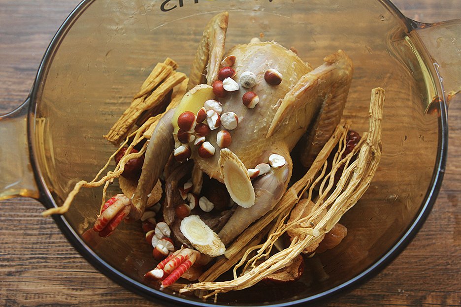 The nutritious pigeon soup is delicious and simple. If you have a weak body, drink it often