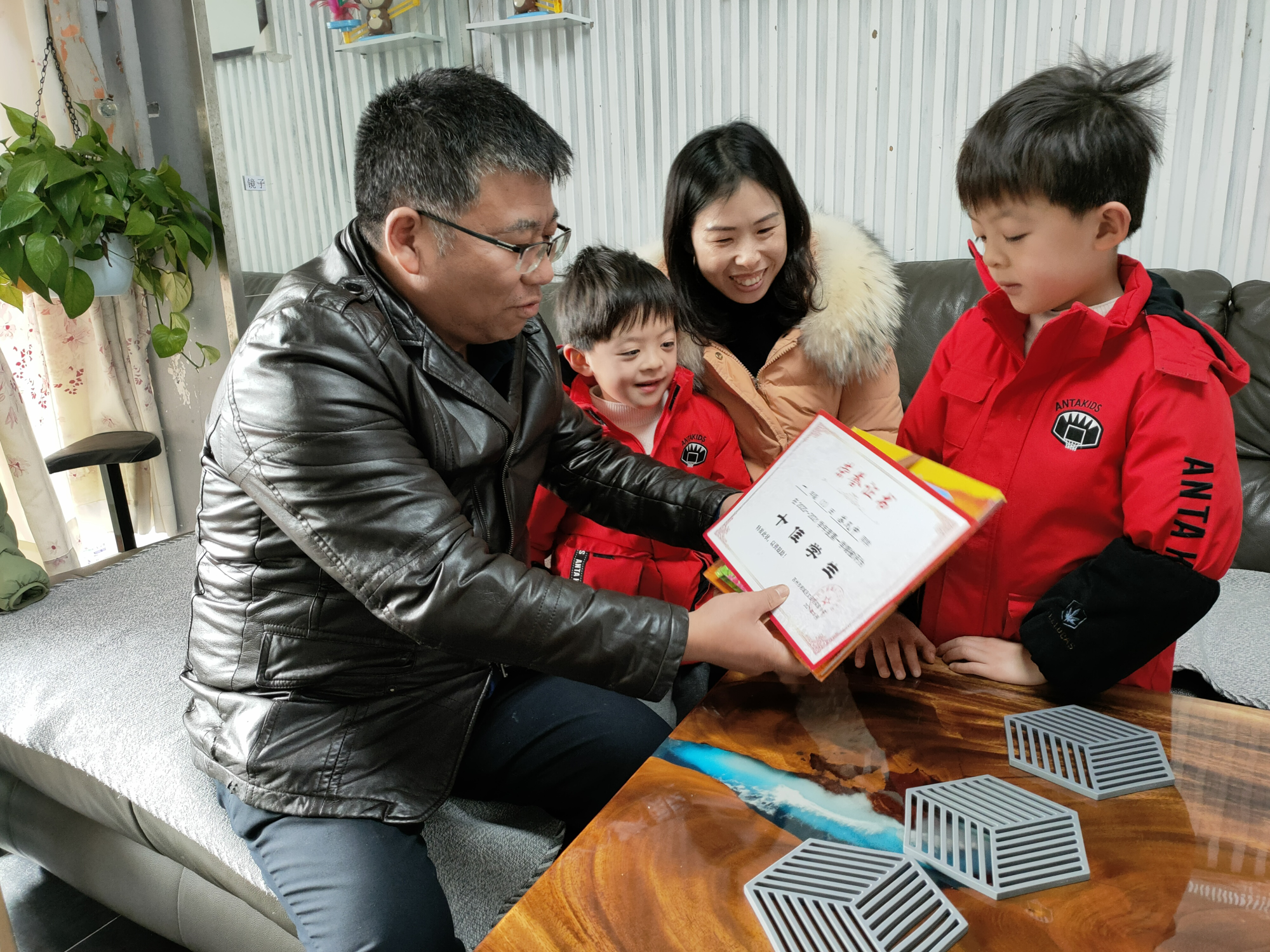 推动家校共育新方式 苏州文征明实小校长亲自上门为学生颁奖