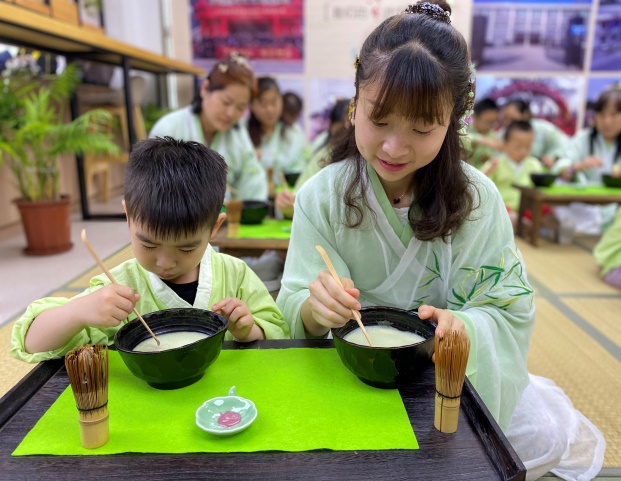 南京市江北新区长芦街道开展有趣有爱的亲子茶艺会