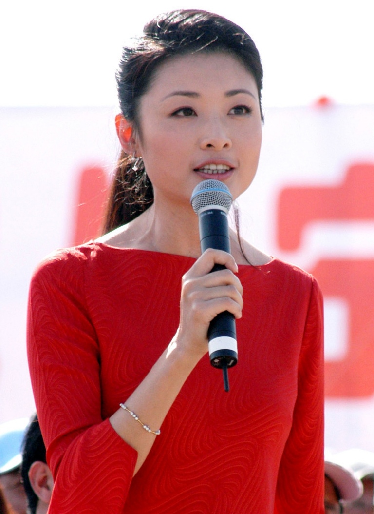 知名主持人美照一册，欣赏
