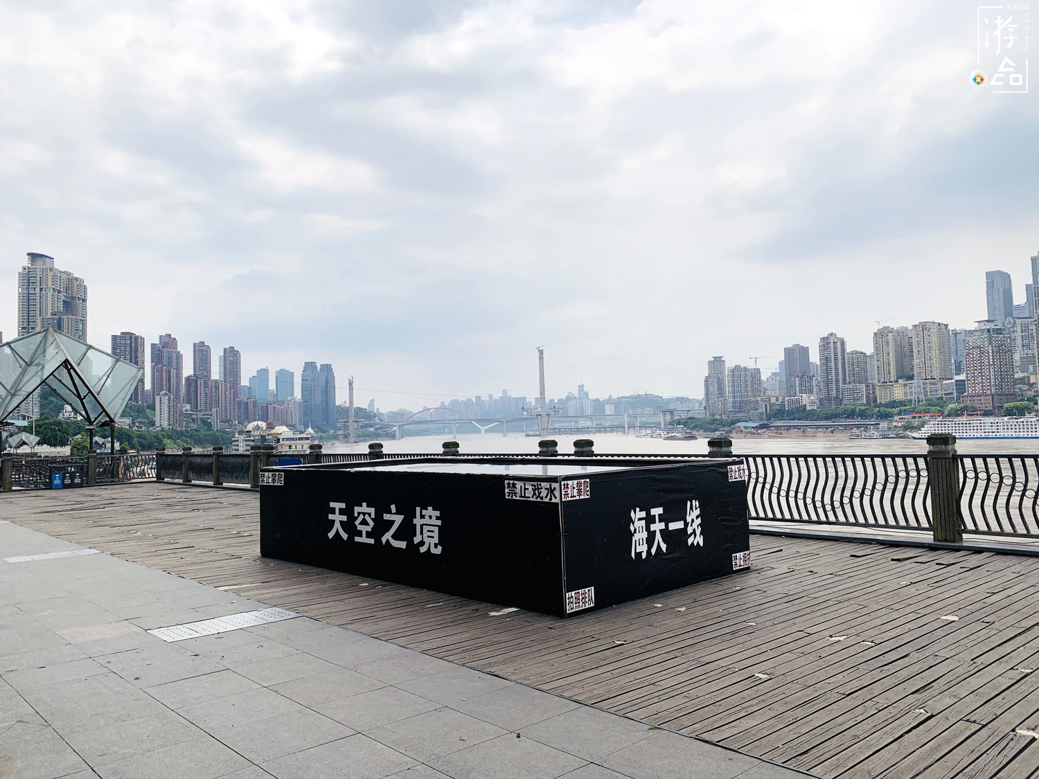 重庆南滨路天空之镜被吐槽，一个普通的小水池，还被当成宝贝