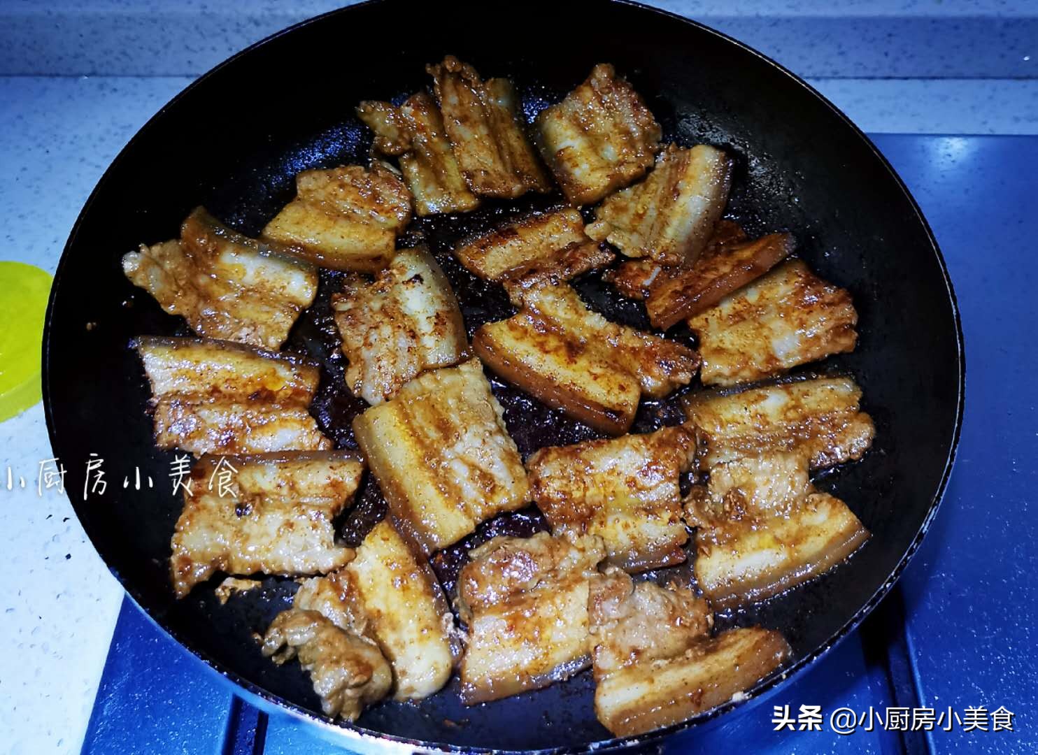 在家烤肉很简单，五花肉这样腌制好，平底锅也能烤肉，尝一口真香