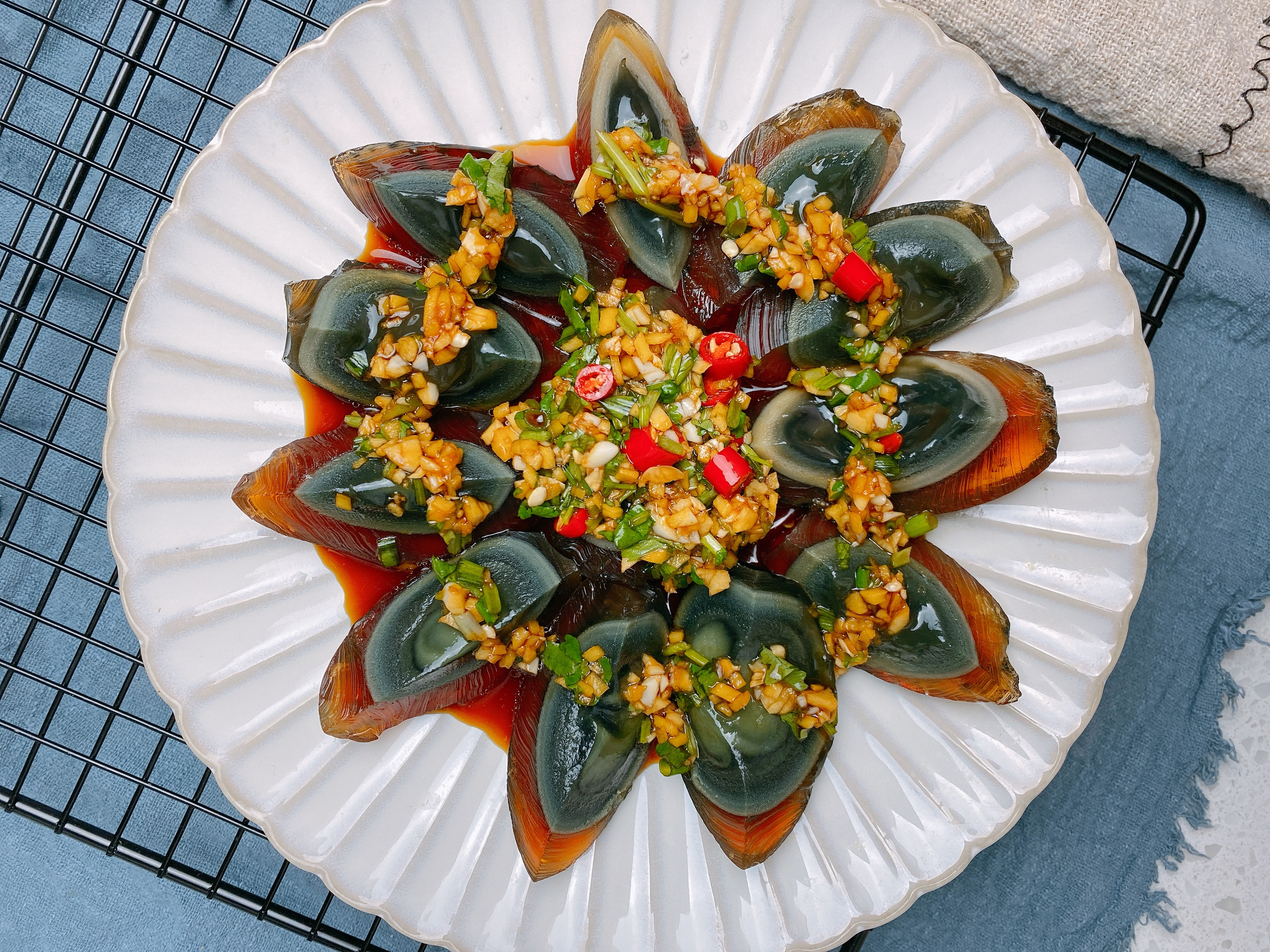 過年必備涼菜之涼拌皮蛋，多加3味調料，皮蛋不腥不澀，開胃爽口