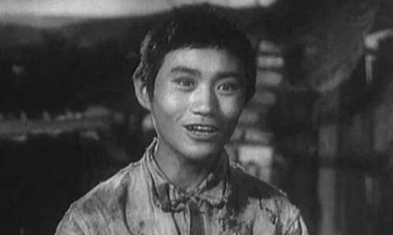 还记得《牧马人》里的村长吗？陈道明见了都要