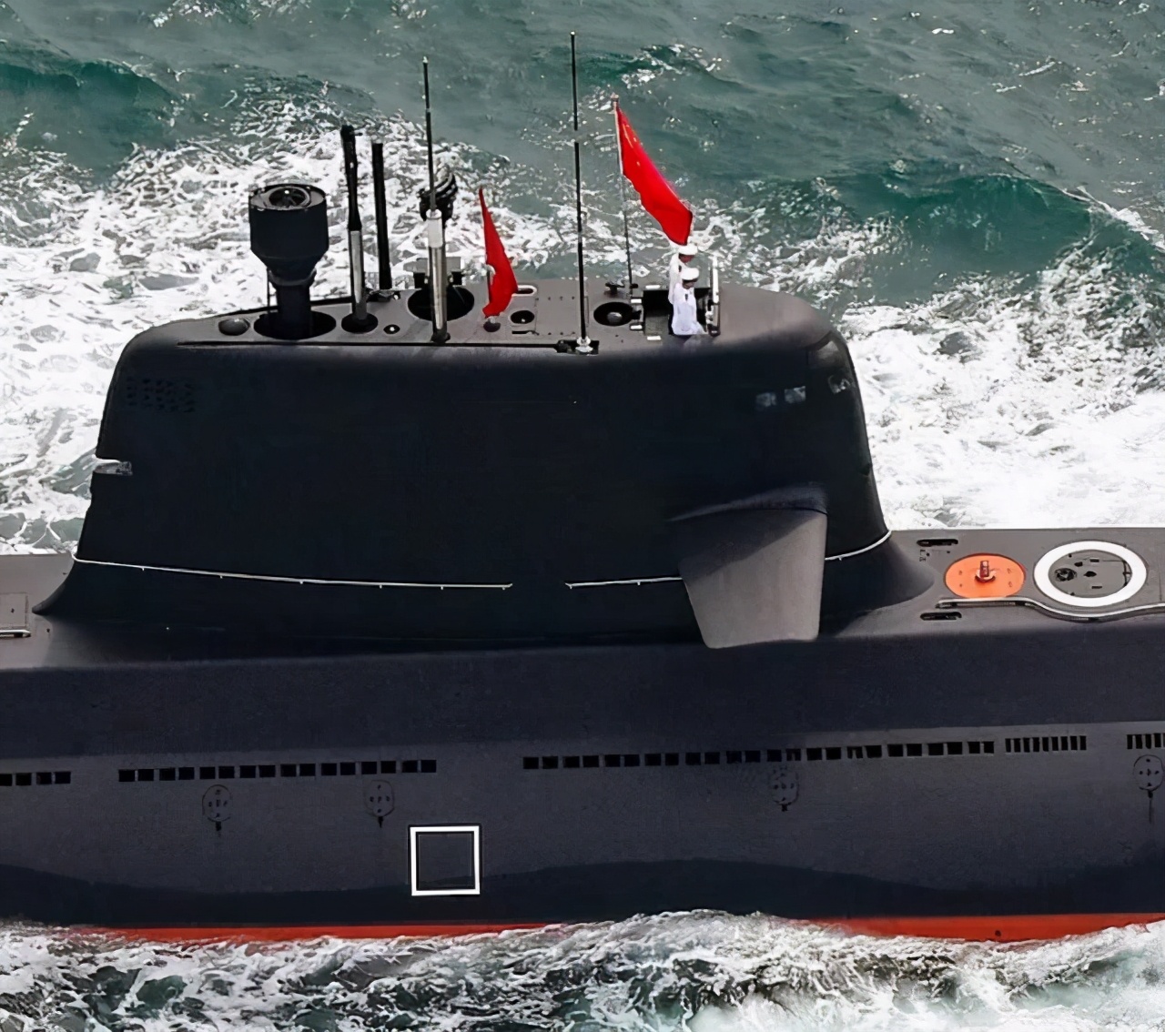 核潜艇沉没，艇员爬进鱼雷管逃生，幽闭空间让人胆寒，生路在哪？