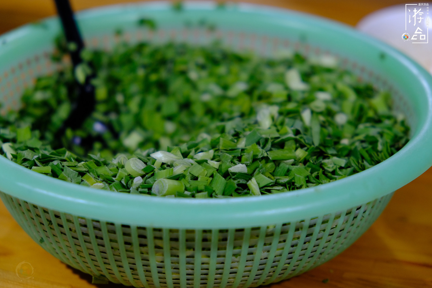 越洋肖氏老米线：杨家坪人从小吃到大，酸菜肉丝加辣子鸡只要17元