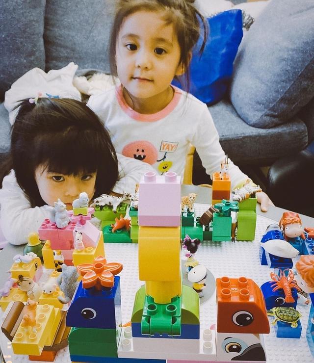 賈靜雯因疫情反彈在家享天倫之樂，給3個女兒扎同款髮型溫情滿滿