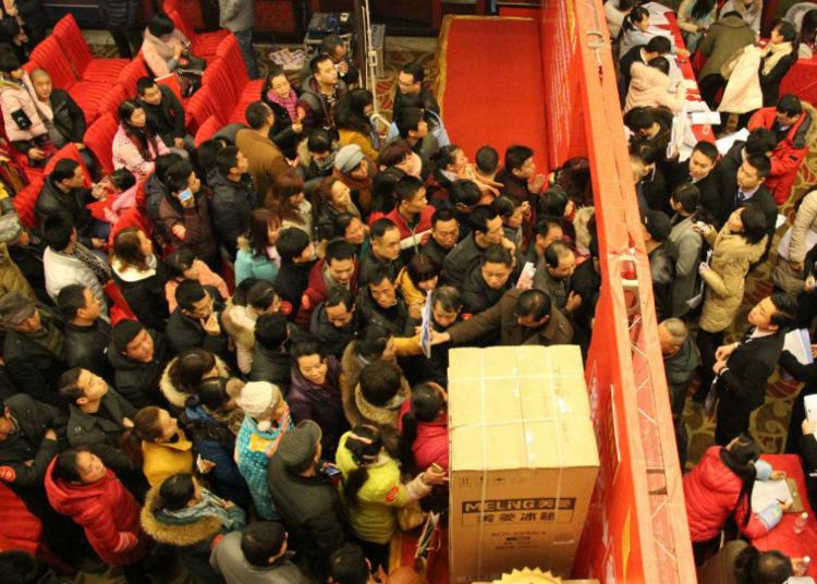 若是房价暴跌50%，购房者只能弃房断供？专家给