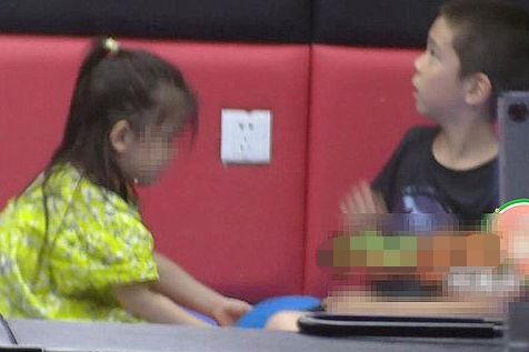 霍思燕二胎小女儿曝光？穿红裙走路摇头晃脑，与嗯哼坐同一辆车