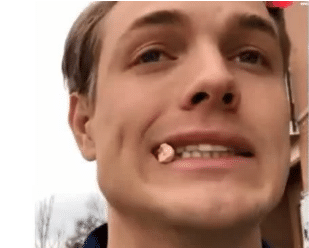 吃一年口香糖会怎样？外国小伙发起挑战，一年