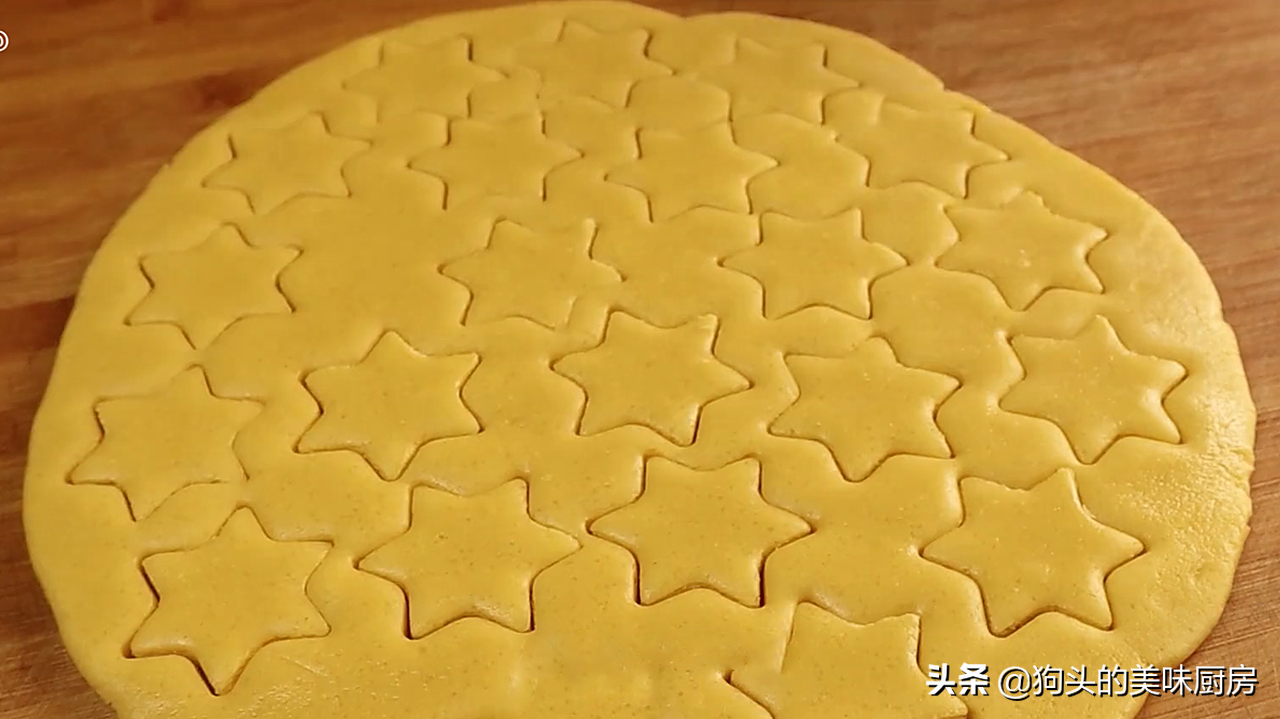 家里有面粉不要做馒头了，加点玉米面进去，蓬松酥脆，一口酥掉渣