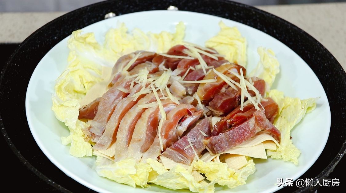 不需要添加任何調味品，醃製臘雞腿，配上娃娃菜和豆腐皮蒸著吃