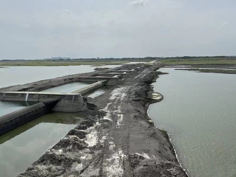 高雄市水情嚴峻，陳其邁宣布游泳池與洗車業停水，引發民怨