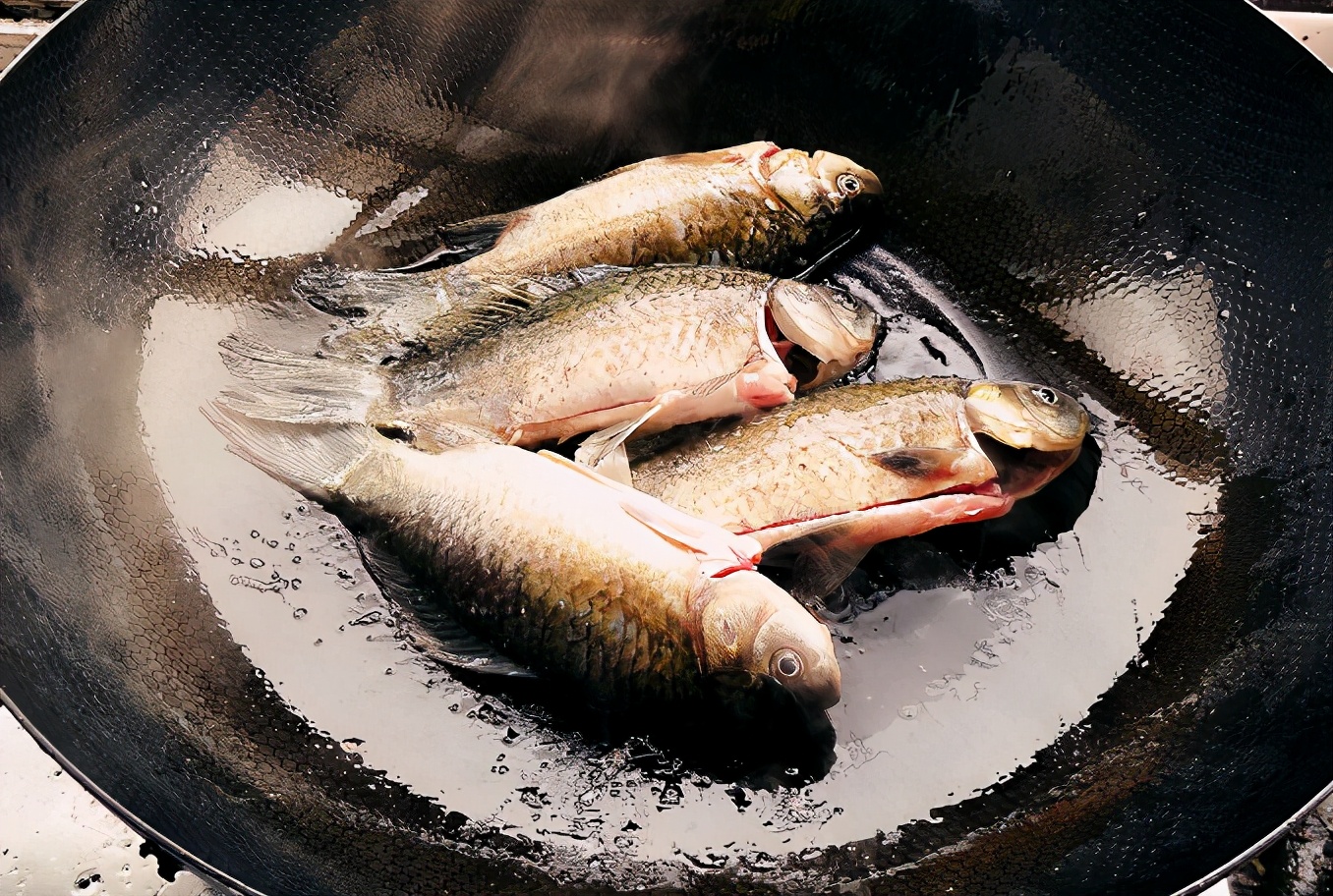 炖鲫鱼汤，用了料酒很难喝！教您正确做法，鱼汤浓白无腥味