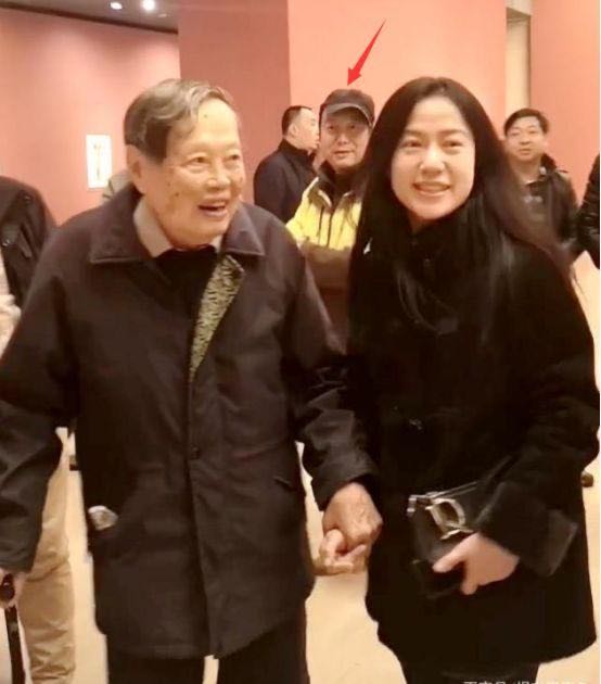 97岁杨振宁同意嫩妻改嫁 15年的陪伴得到了什么？