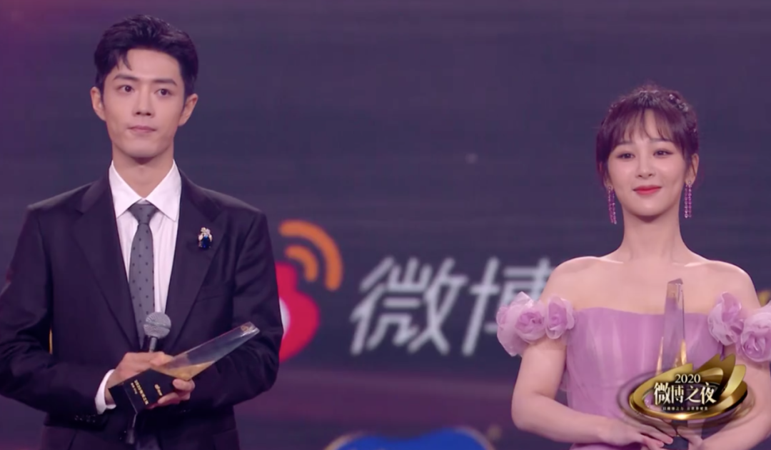 微博之夜尴尬瞬间：杨幂不满安排直接垮脸，丁