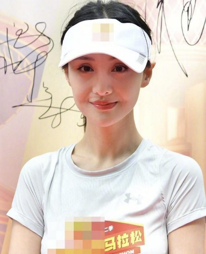 郑爽马拉松活动生图被说变阿姨，网友：像一个