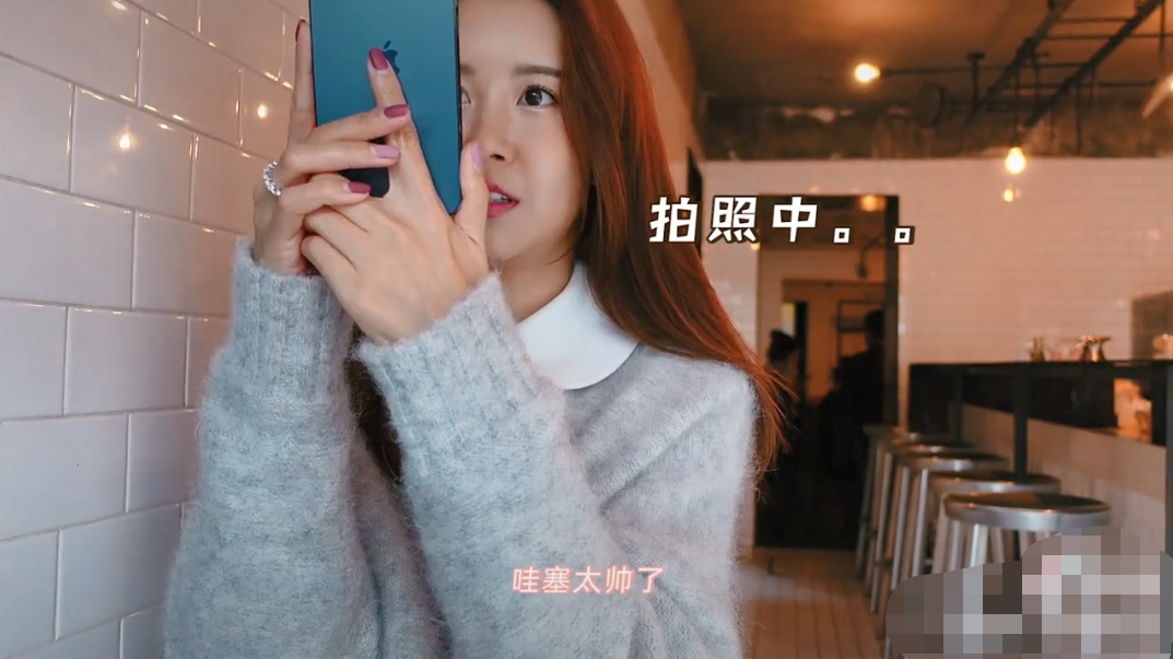 陈赫结婚5年从不秀恩爱，妻子张子萱在家带俩娃罕见晒婚戒