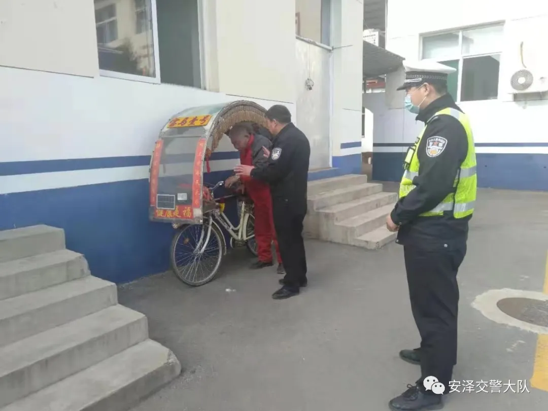 自驾游车坏停在路旁 交警充当及时雨