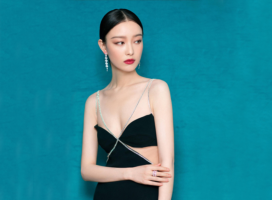 同是“谋女郎”，周冬雨喜提双金影后，她却连