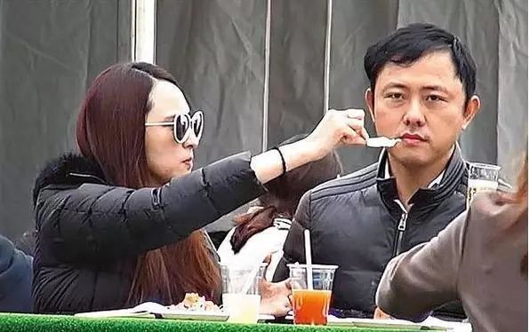 富豪男友变一贫如洗？吴佩慈用4个孩子和近10年