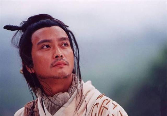 曾打败张国荣获得影帝，为救一女孩而毁容，如