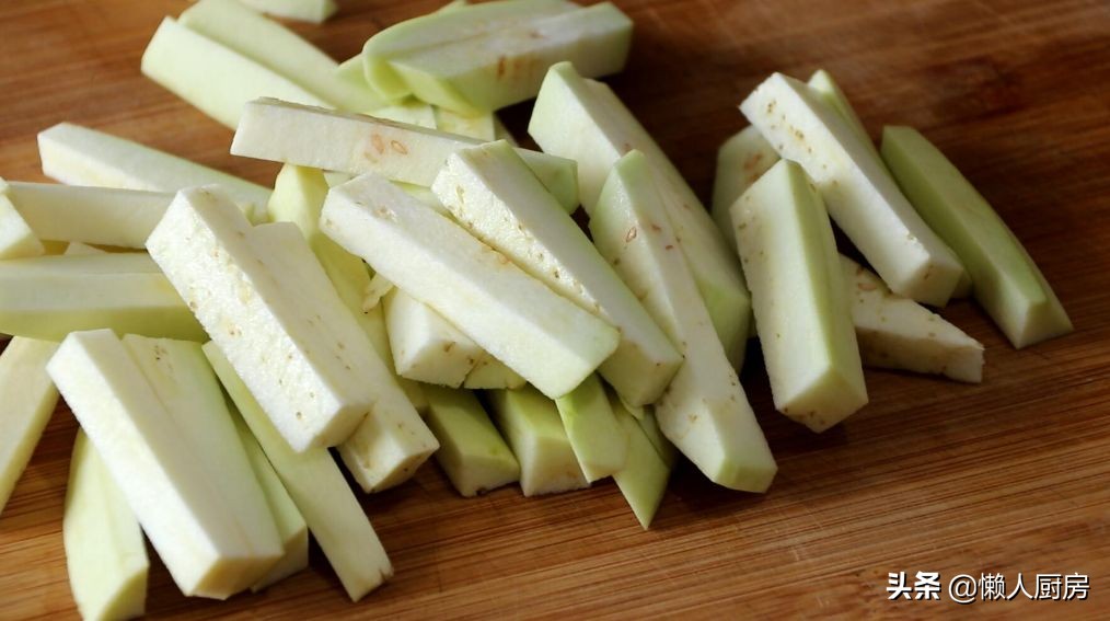 1根茄子，一块猪肉，这是茄子肉末焖面的做法，真好吃