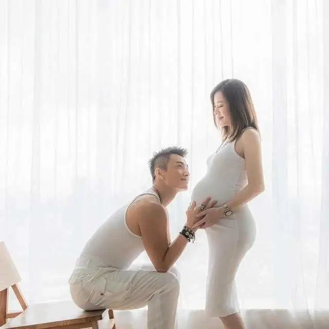 当红男星官宣当爸，恭喜！为赌王千金抛弃原配，浪子回头获幸福