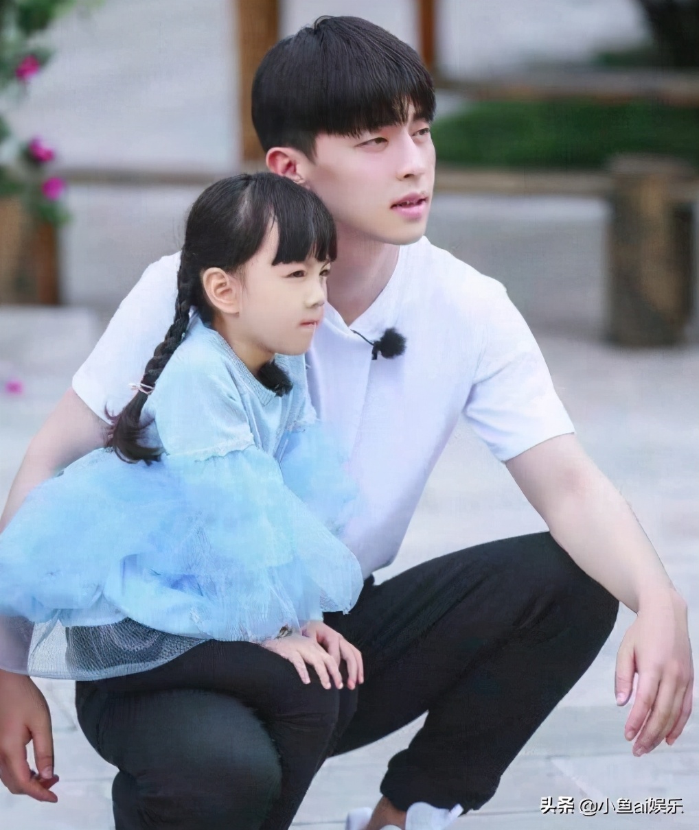 Deng Lunshu Qi is the same as casing handsome raise a key point, the fair maiden crouchs grab lens, one detail sees breeding is to install what do not come out