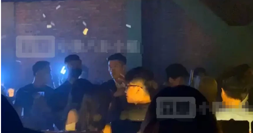 王思聪一改往日做派，不带美女带保镖，一人开