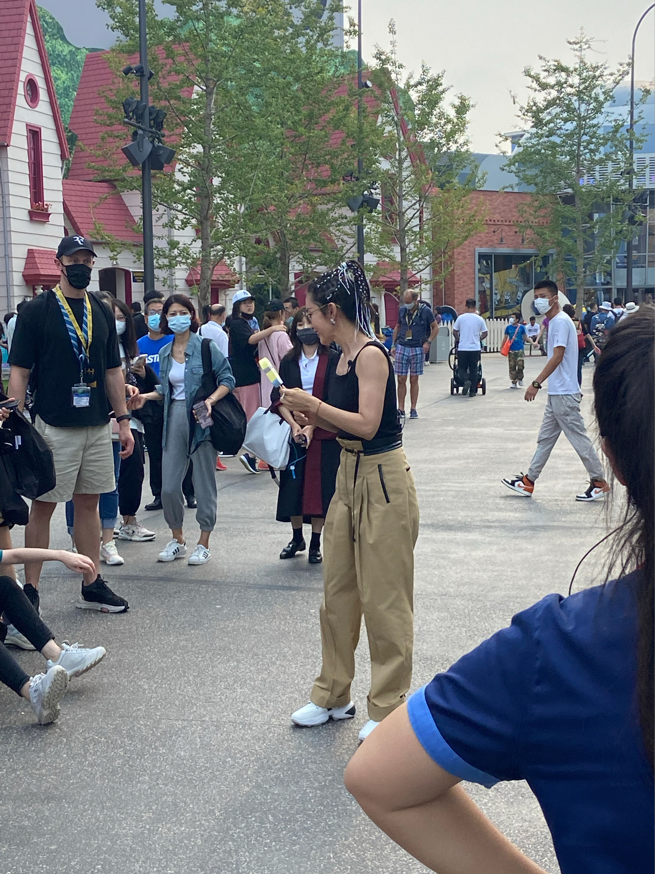网友环球影城偶遇李冰冰，厚背粗手臂显雄壮，满头脏辫嘻哈范十足
