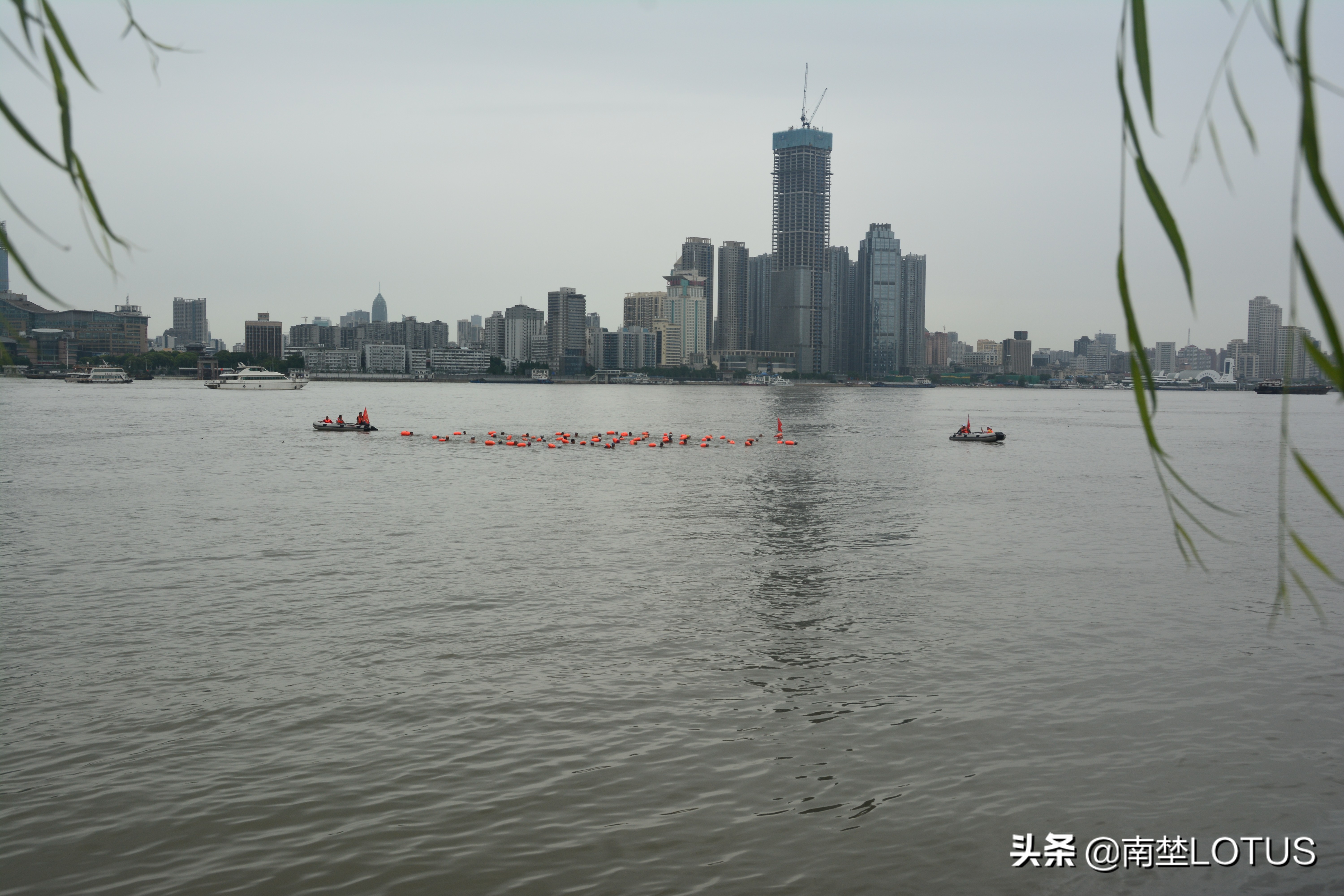 暴风雨也浇灭不了我们的热情(暴风雨浇灭不了江城716横渡长江游泳健将们的训练热情)