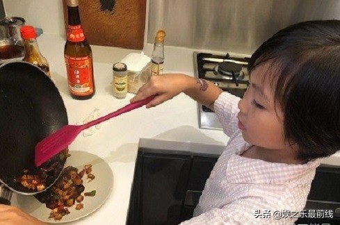 蔡少芬教会女儿厨艺，让女儿亲自下厨实践，获得网友称赞