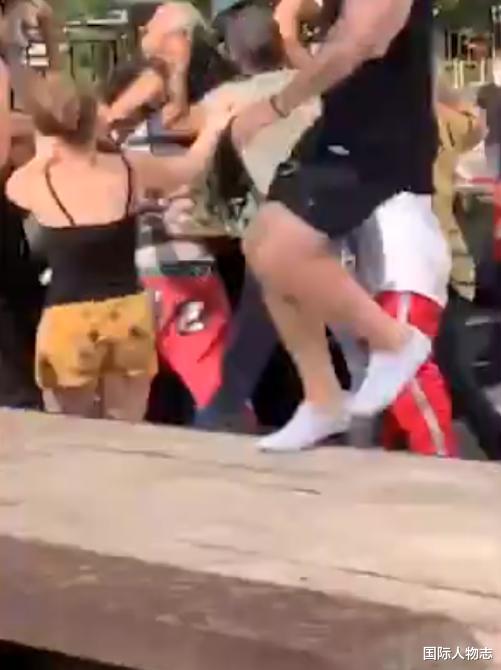 美国白人男子用弓箭瞄准黑人，箭还没射出去就