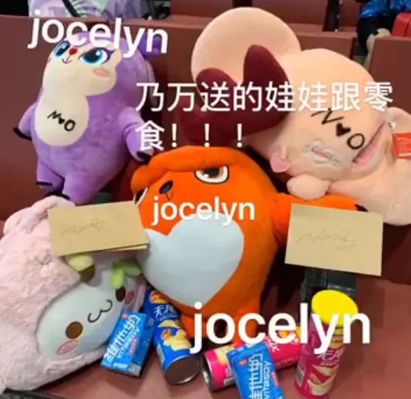 清瘦乃万现身机场，被众多粉丝围堵，乃万吓到