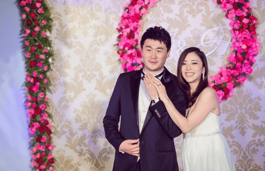 被杜淳追求，38天闪婚闪孕，被迪士尼封杀，黄小